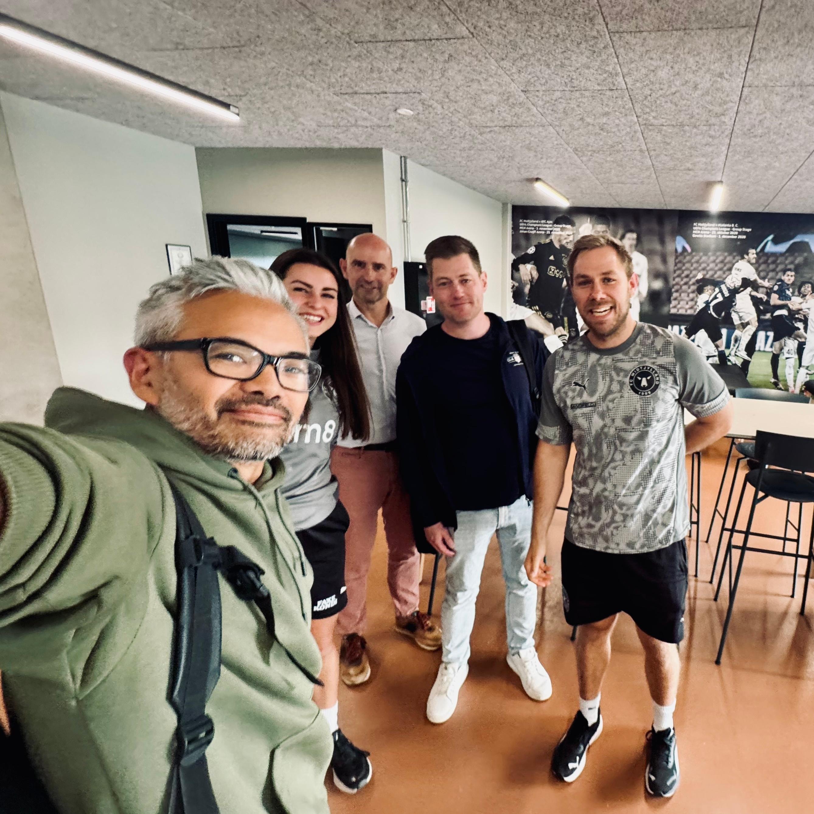 Foodzoomer team og Jacob Nortvig ved FC Midtjyllands klubhus